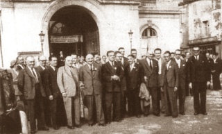 La délégation de l'Assemblée territoriale devant l'Elysée, fin 1962.